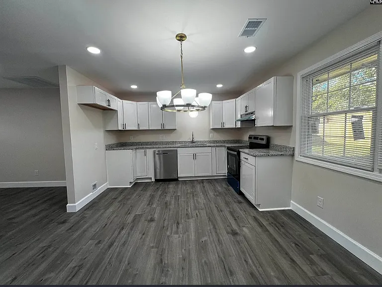 832 Newman St — Photo 5