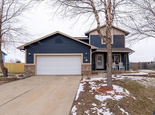 911 Greyhawk Ct, Harrisburg, SD 57032