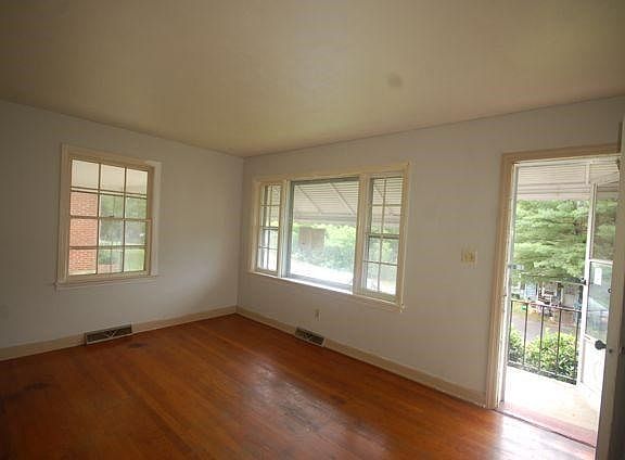 3rd image of 3414 Moran St SE