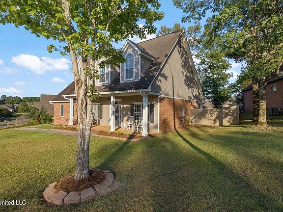 3rd image of 181 Woodlands Glen Cir