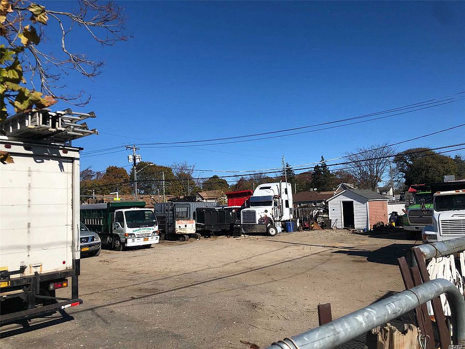 2nd image of 529 Nassau Rd