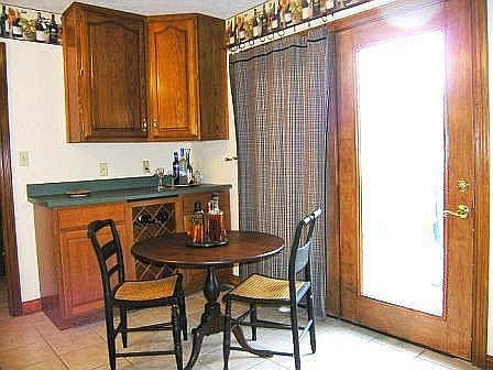 kitchen breakfast area