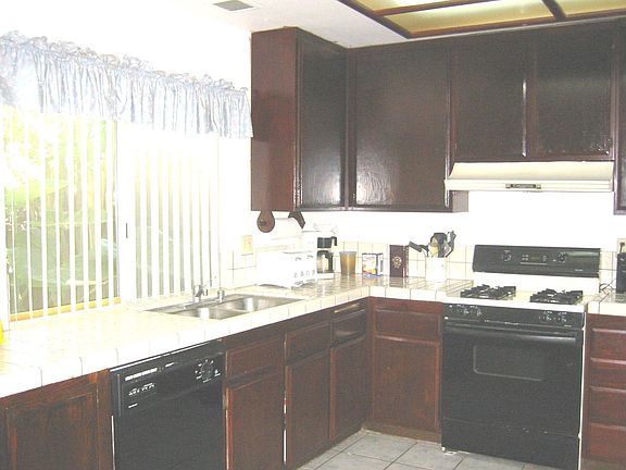 Huge Kitchen - Tons of Cabinets