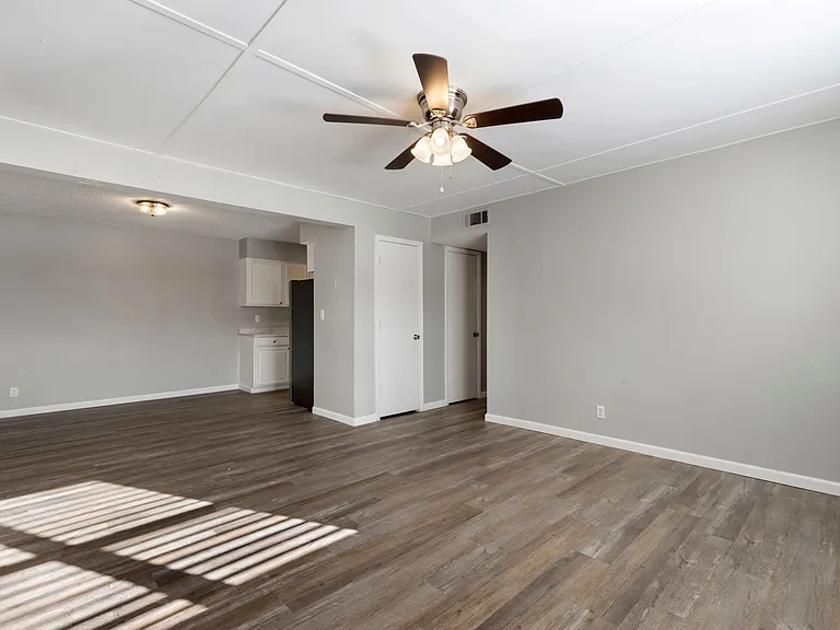 Crossroads Villa Apartments — Photo 18