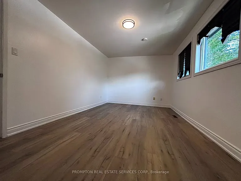 22 Poplar Cres — Photo 17