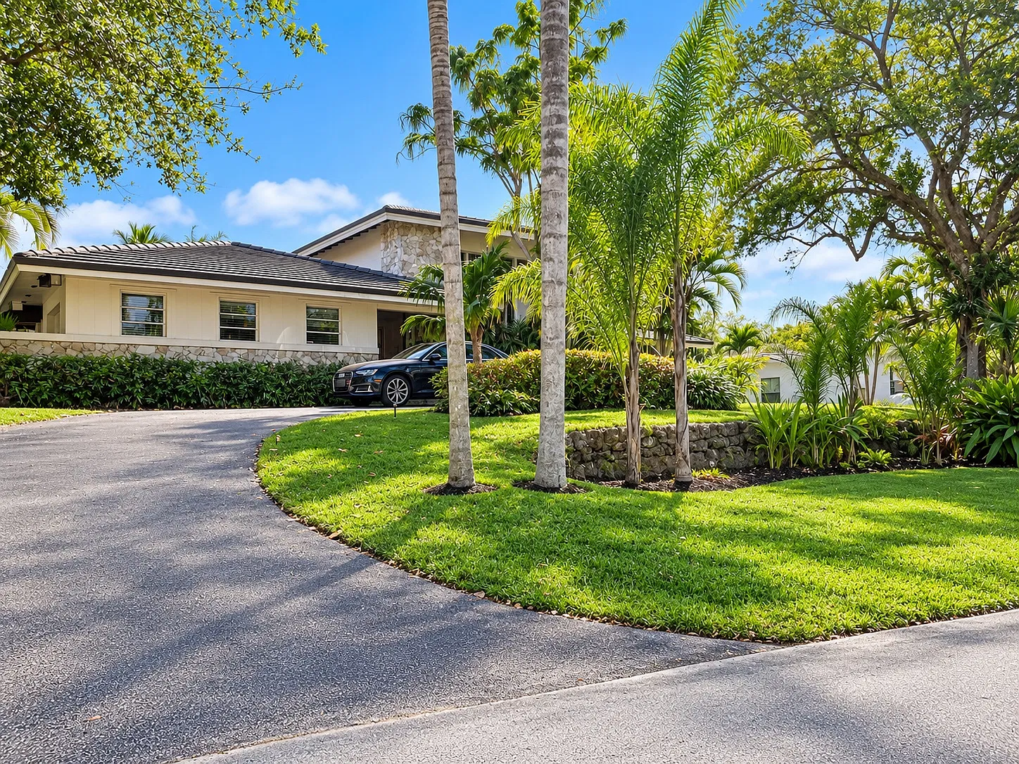 5 bed, 4104 sqft, $12,500 — Photo 3