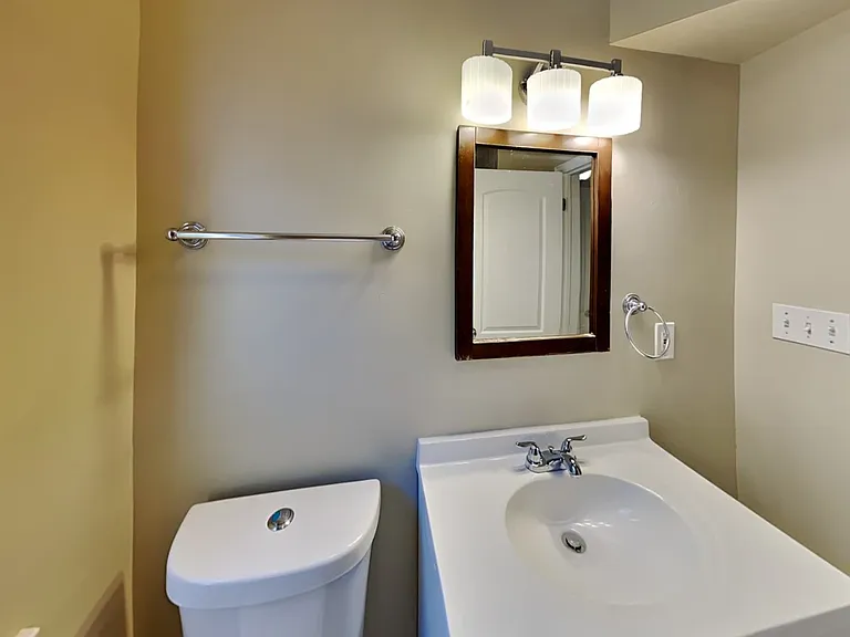 2831 N Austin Ave — Photo 4