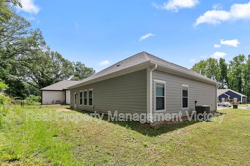4 bed, 2.0 bath, 1418 sqft, $1,525 — Photo 2