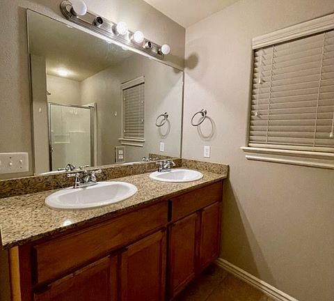 2nd image of 806 Oakwood Ln #1