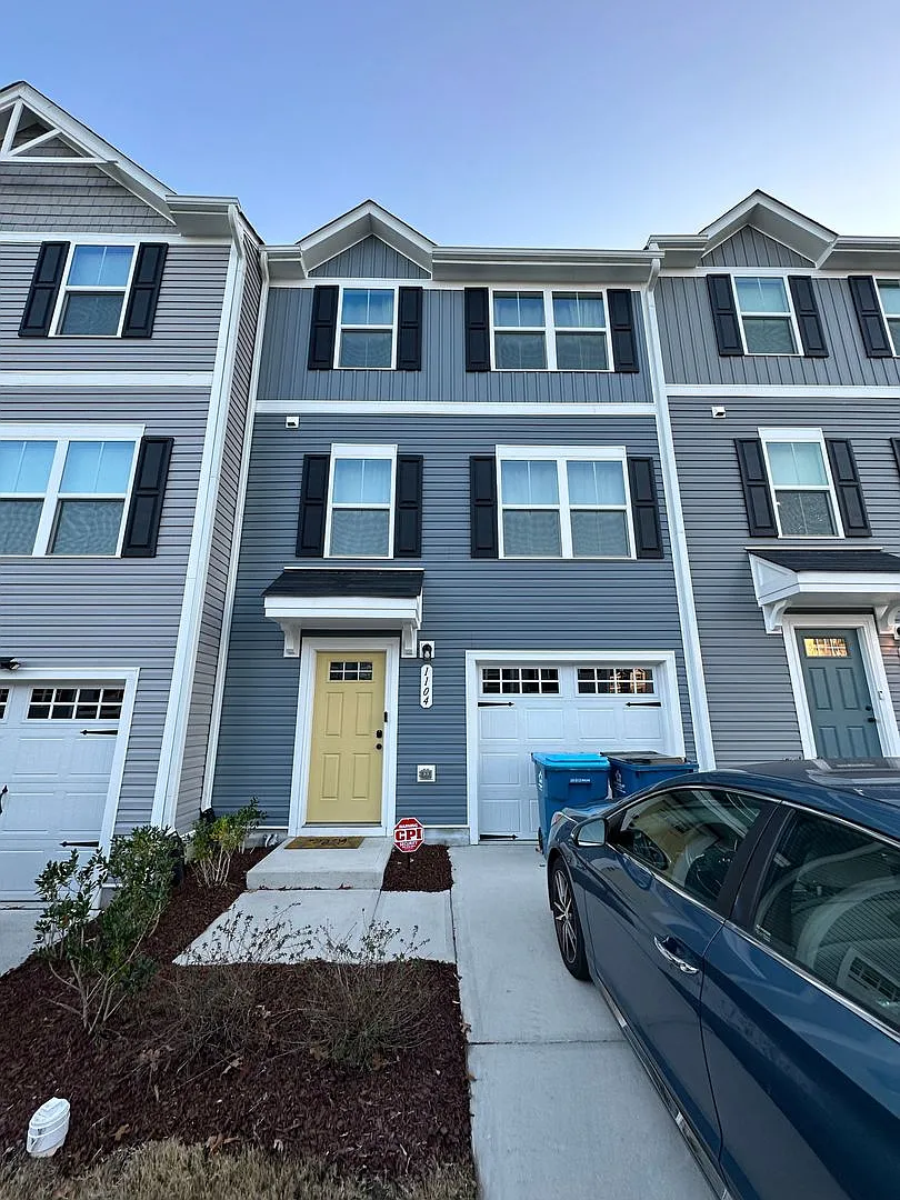 Fully Furnished Like-New Townhouse W/ Garage — Photo 1