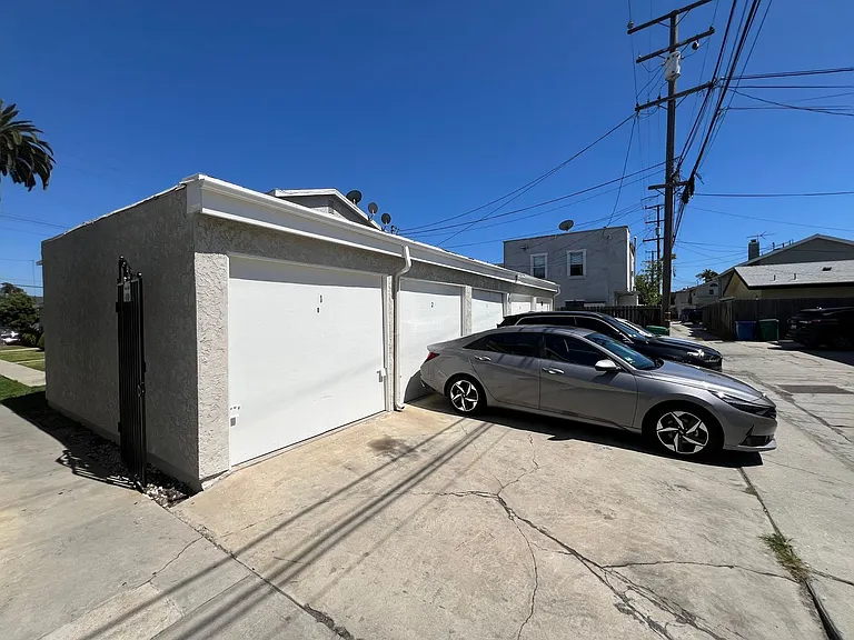 925 Loma Ave — Photo 16
