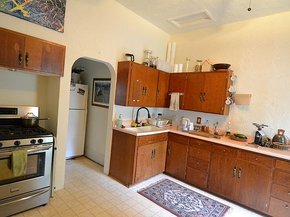 2nd image of 1216 E Pierce St