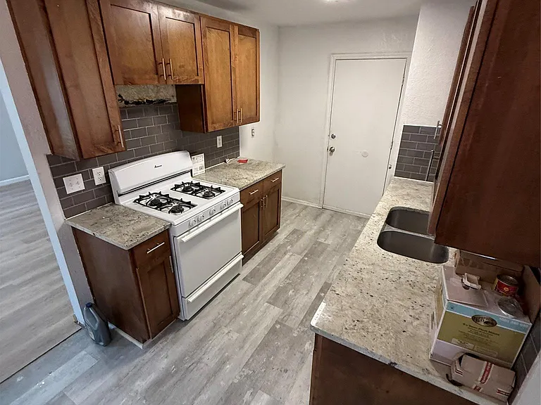 1100 E Logan St — Photo 2