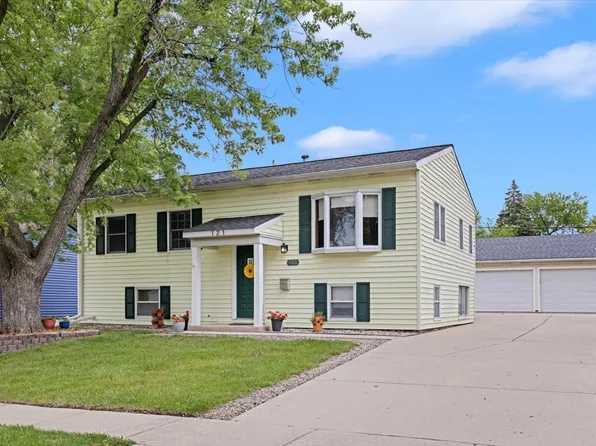 121 Seton Pl, Streamwood, IL 60107