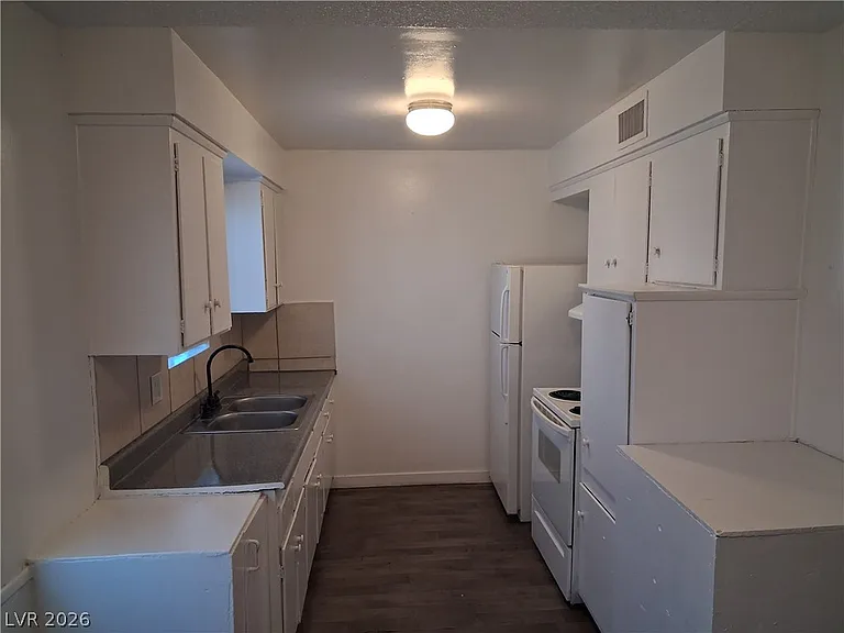 2100 Sunrise Ave #6 — Photo 4