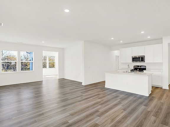 5th image of 999 Kensington Dr