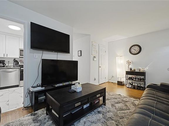 3rd image of 323 Pine Ave