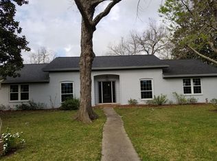 104 Huckleberry Dr, Lake Jackson, TX 77566