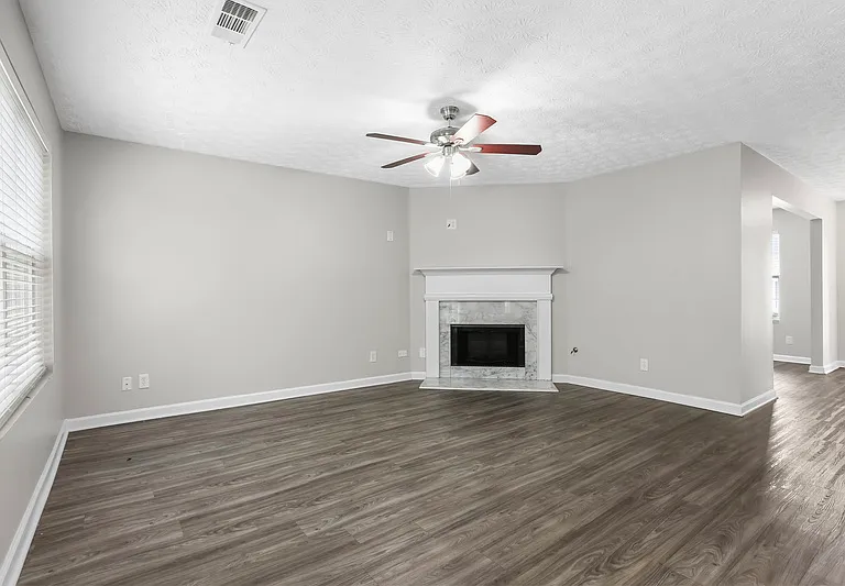 879 Stonebridge Cres — Photo 4