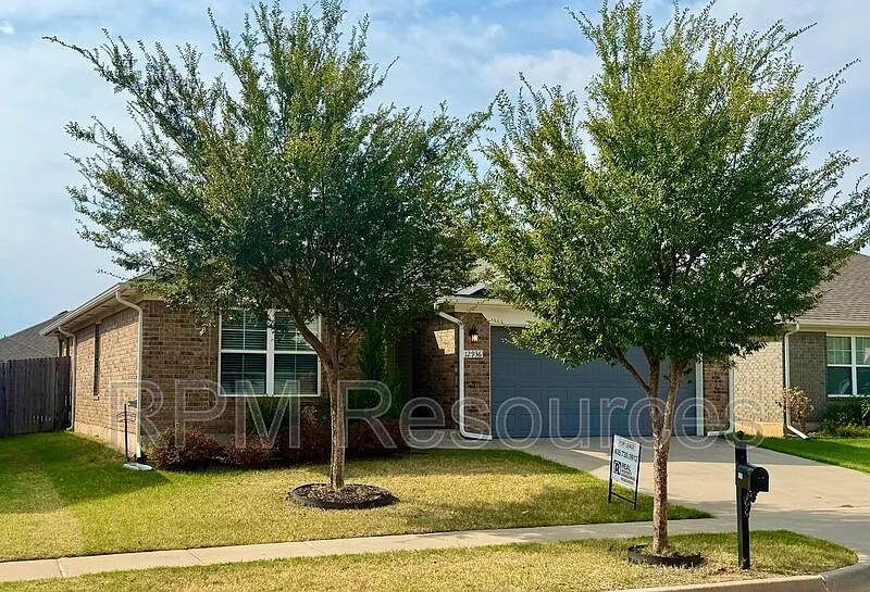 3 bed, 2.0 bath, 1291 sqft, $1,695 — Photo 2