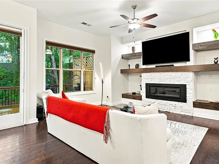 826 Canterbury Overlook NE — Photo 9