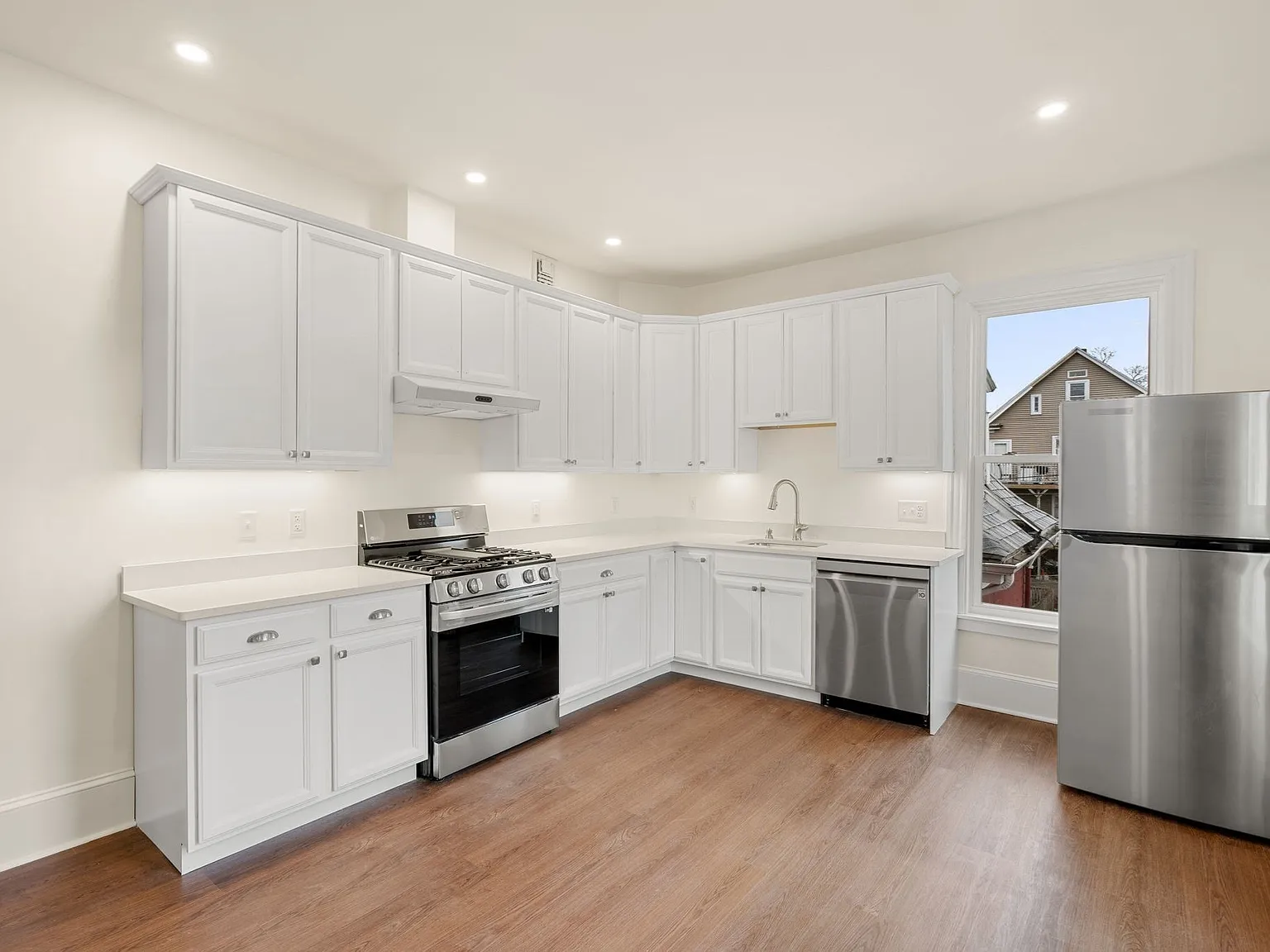 3 bed, 1300 sqft, $3,200 — Photo 3