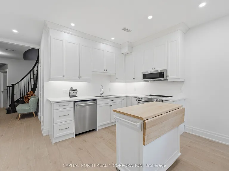 18 Alex Campbell Cres — Photo 32