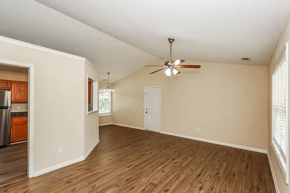 3 bed, 2.0 bath, 1115 sqft, $1,520 — Photo 3