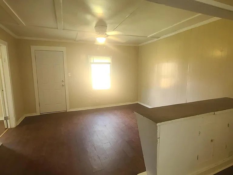 1032 N Railroad Ave — Photo 3