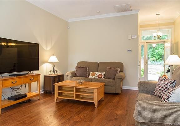 5th image of 3601 Lake Bluff Dr