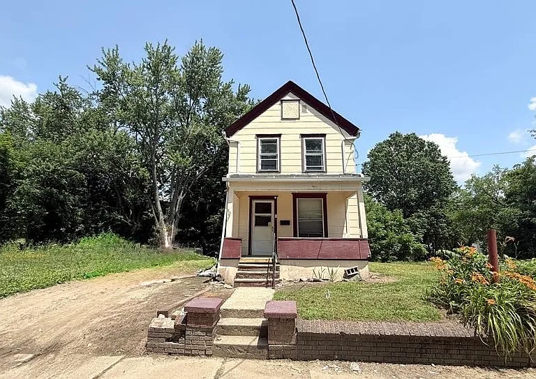 85 Shaefer St — Photo 2