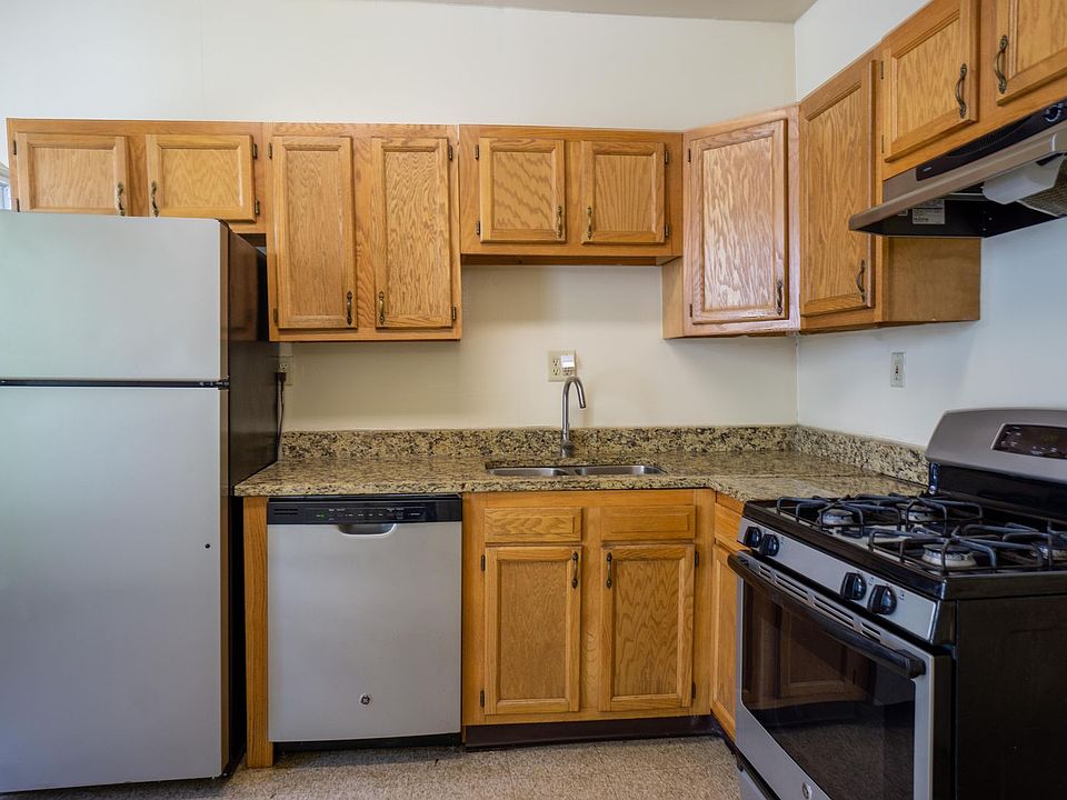 Close to Shops, Eateries and Buses Avail 8/1/2025 450 Westcott St