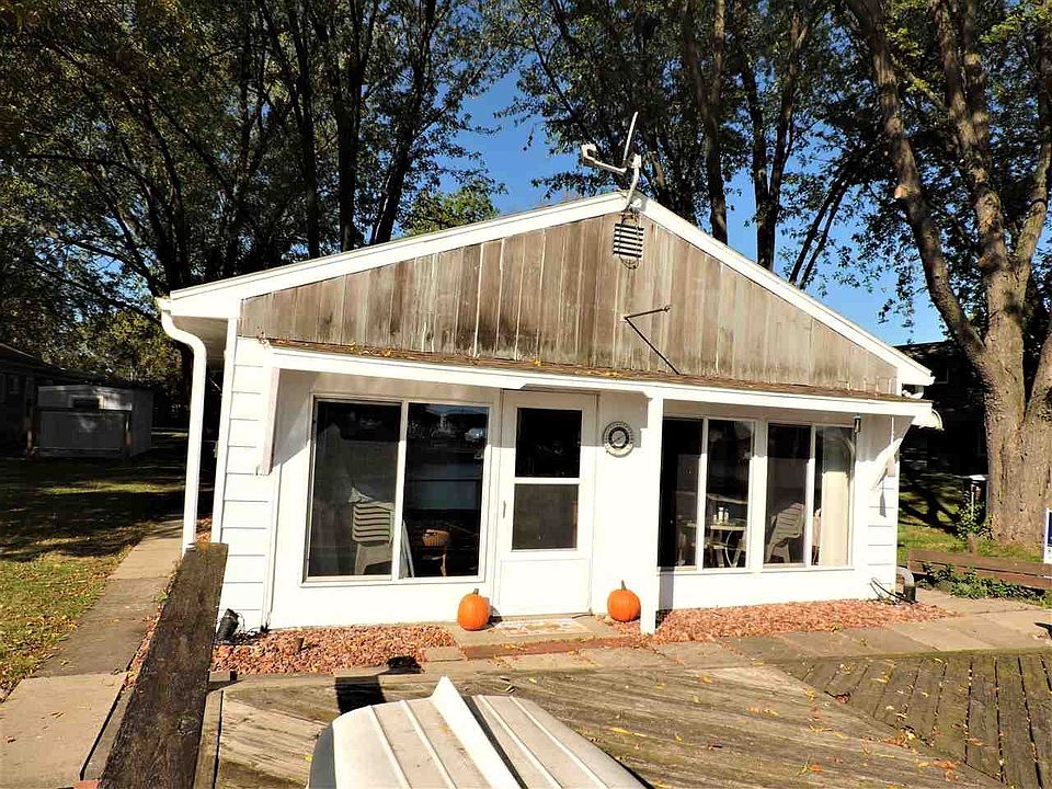 Boat house with benefits!