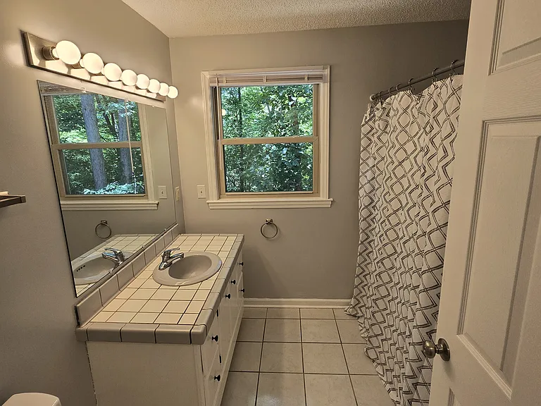 Full bath with shower/tub combination