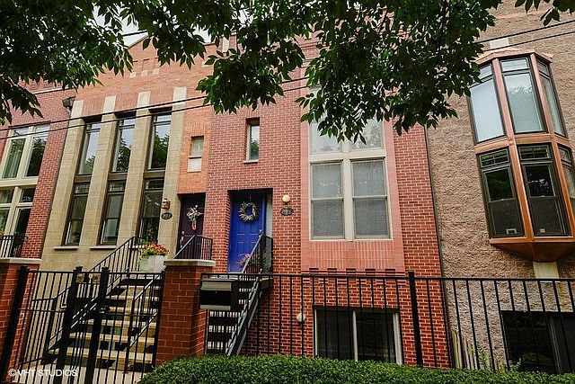 1st image of 2901 N Lakewood Ave Unit C