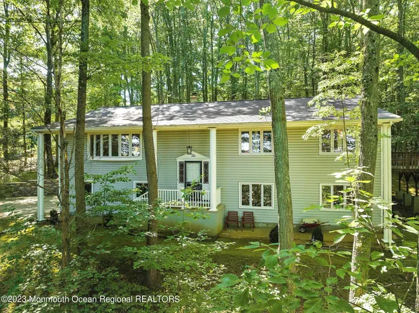 10 Edgewood Drive, Holmdel, NJ 07733