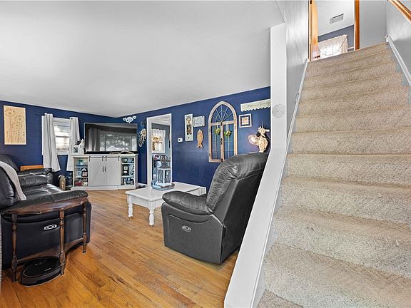 5th image of 102 Harding Ave