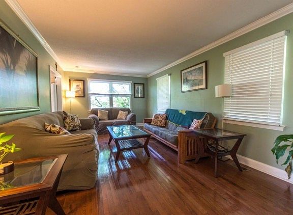 2nd image of 3529 Claremont Ave