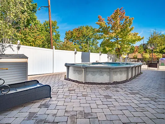 Sold by PRENDAMANO REAL ESTATE | media 35