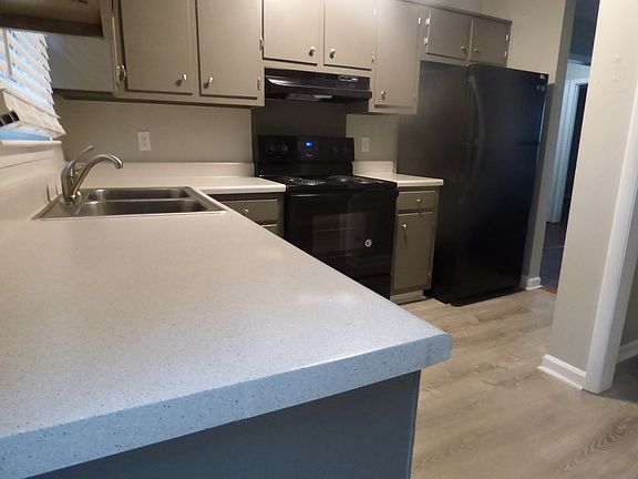 4th image of 745 Trail Dr