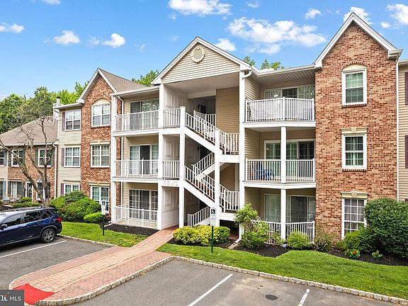 2nd image of 77 Cheverny Ct