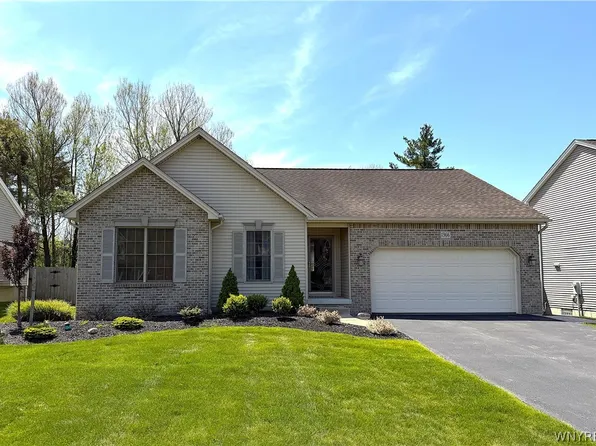 1366 Evergreen Dr, Lake View, NY 14085