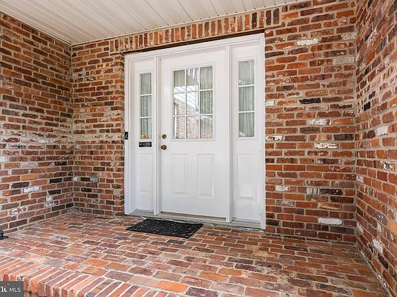 5th image of 2413 Clover Ln