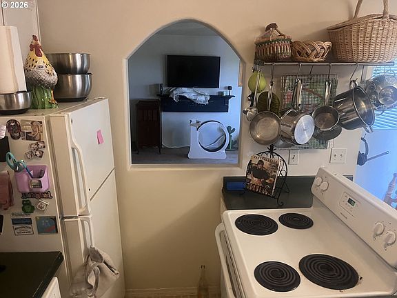 3rd image of 970 NW Wonderview Ct