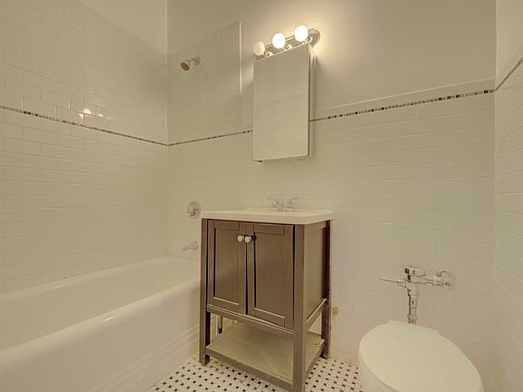 5th image of 231 E 58th St #3E