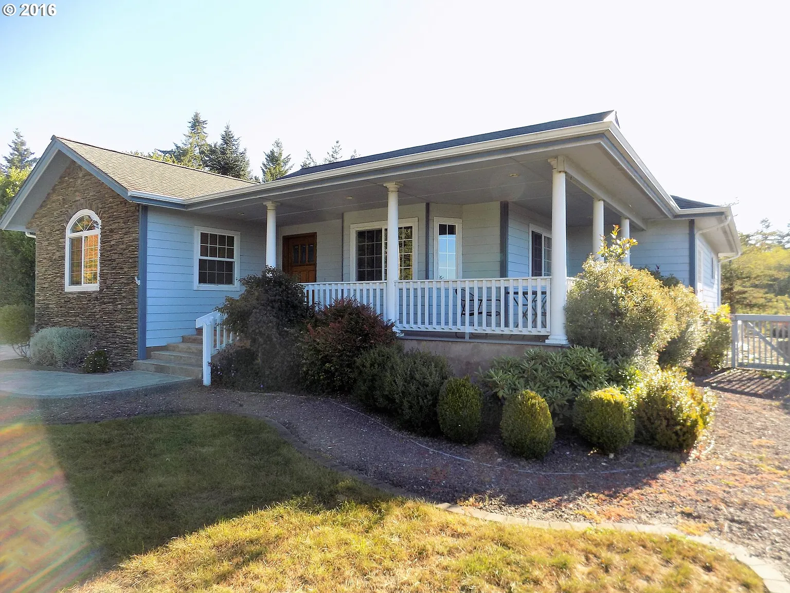 1080 Parkview Dr photo 1