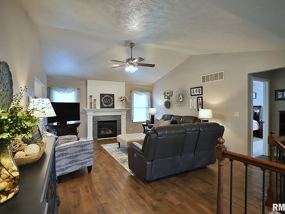 4th image of 205 Tulip Dr