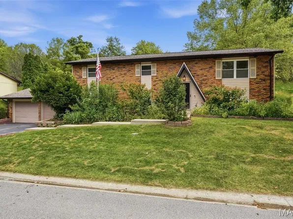59 Glendale Dr, Glen Carbon, IL 62034