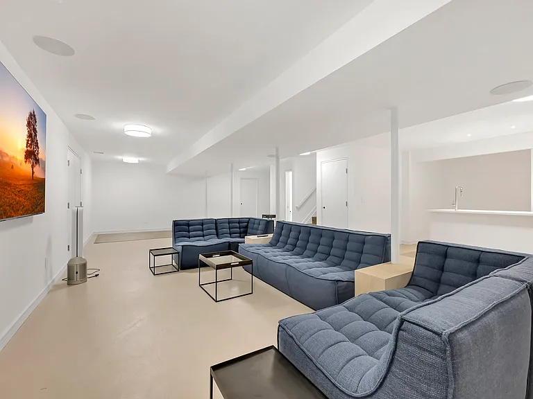 33 Hedges Banks Dr — Photo 19