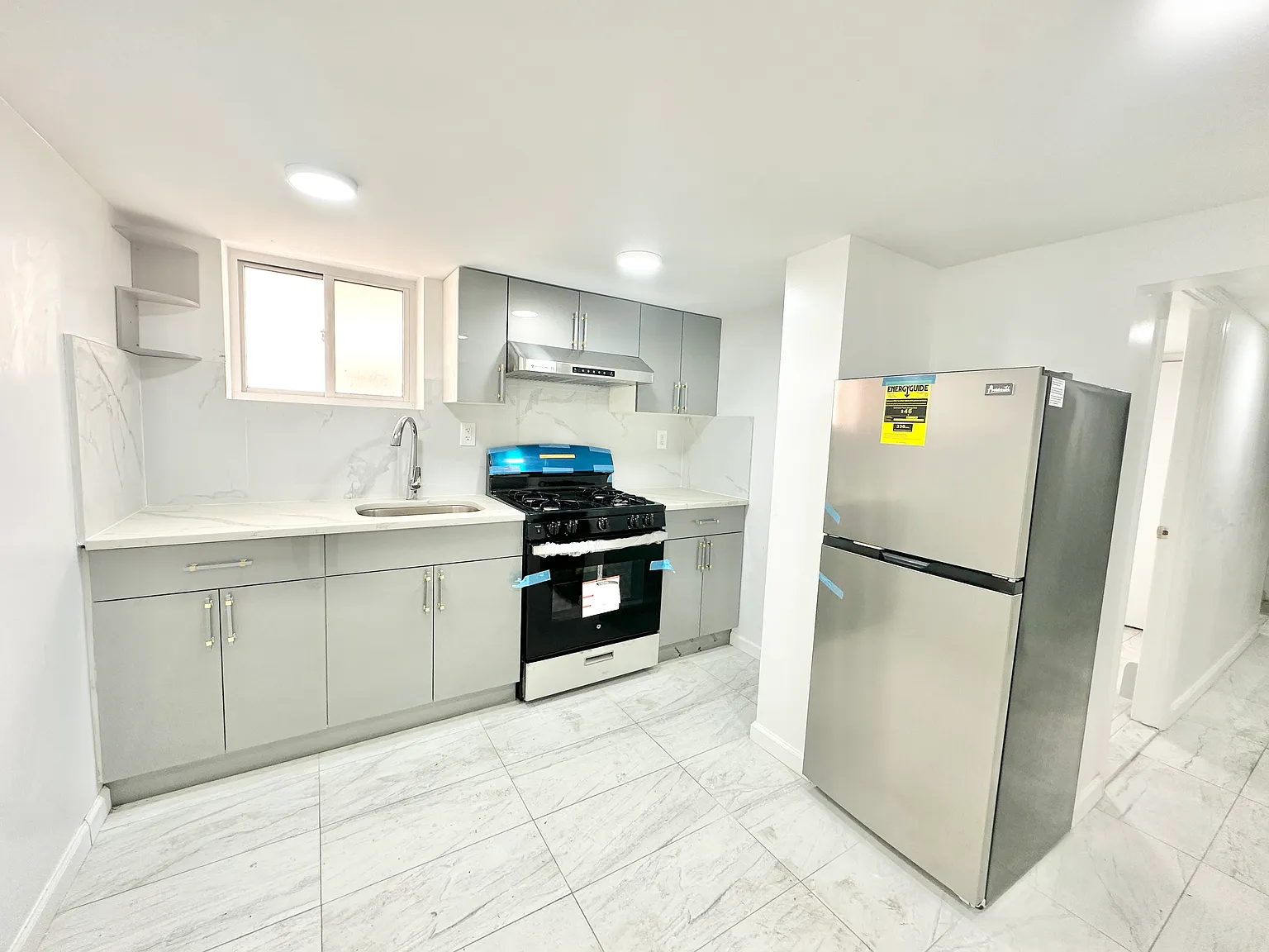 3 bed, 900 sqft, $2,400 — Photo 1